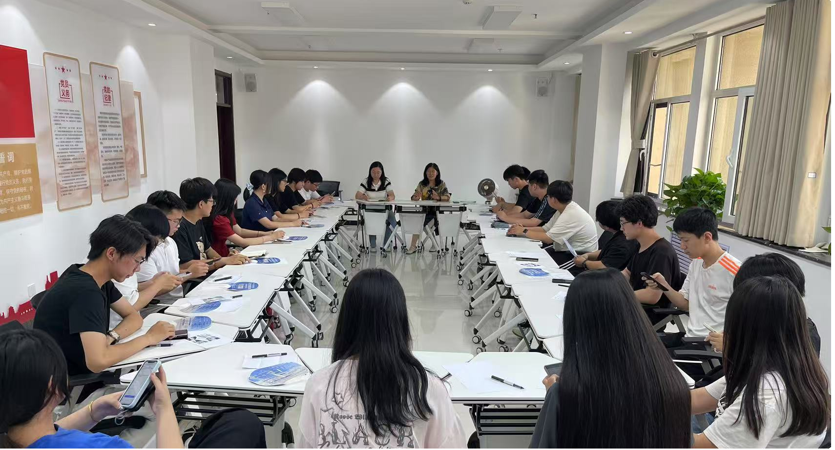 座谈会图片.png